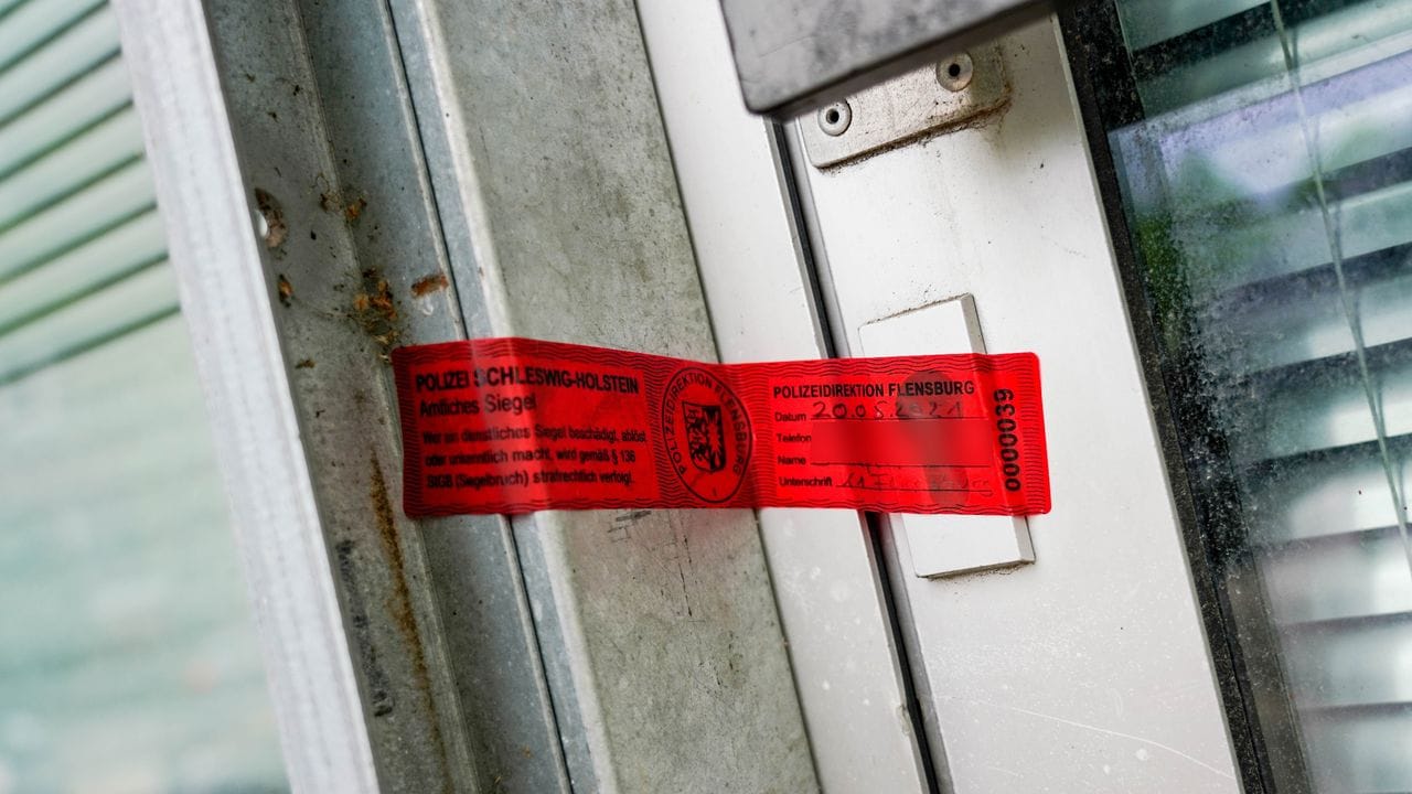 Ein Polizeisiegel klebt an einem Hauseingang in Kiel. Ein Polizeisiegel klebt an einem Hauseingang in Kiel.