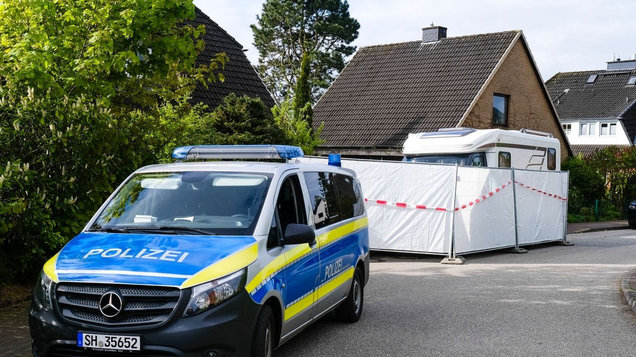 Ein Streifenwagen der Polizei steht an dem Haus in Dänischenhagen, in dem zwei Tote gefunden wurden. Ein Streifenwagen der Polizei steht an dem Haus in Dänischenhagen, in dem zwei Tote gefunden wurden.