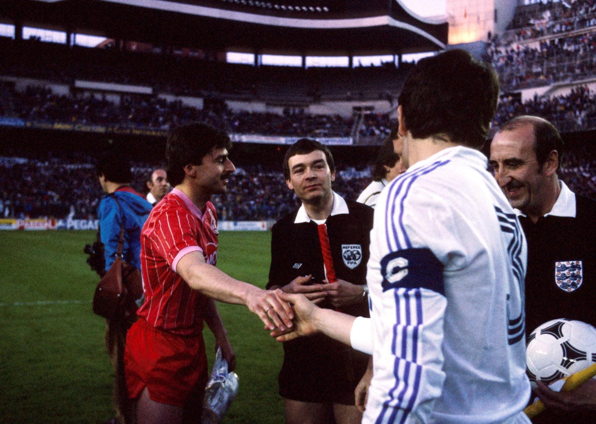 Der größte internationale Erfolg in der Geschichte des Vereins ist der Einzug ins UEFA-Cup-Finale 1986 gegen Real Madrid. Hier Kapitän Klaus Allofs bei der Begrüßung mit seinem Gegenüber José Antonio Camacho. Im Hinspiel in Madrid ging der FC in Führung und verlor anschließend noch mit 5:1.