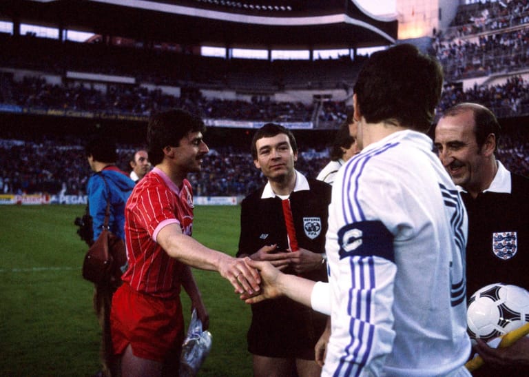 Der größte internationale Erfolg in der Geschichte des Vereins ist der Einzug ins UEFA-Cup-Finale 1986 gegen Real Madrid. Hier Kapitän Klaus Allofs bei der Begrüßung mit seinem Gegenüber José Antonio Camacho. Im Hinspiel in Madrid ging der FC in Führung und verlor anschließend noch mit 5:1.