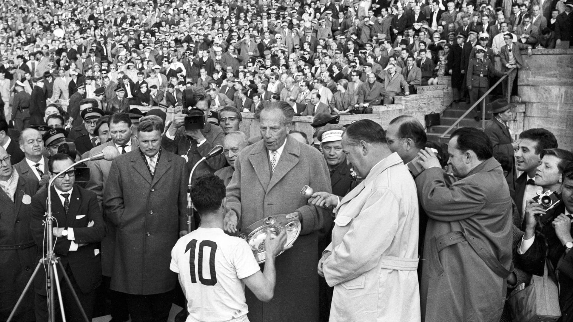 Die glorreichen Tage des 1. FC Köln liegen inzwischen schon etwas zurück. 1962 wurde der Verein erstmals Deutscher Meister. Im Endspiel um die Deutsche Meisterschaft besiegte der FC den 1. FC Nürnberg im Berliner Olympiastadion mit 4:0. Kapitän Hans Schäfer (Nummer 10) nimmt die Meisterschale entgegen.