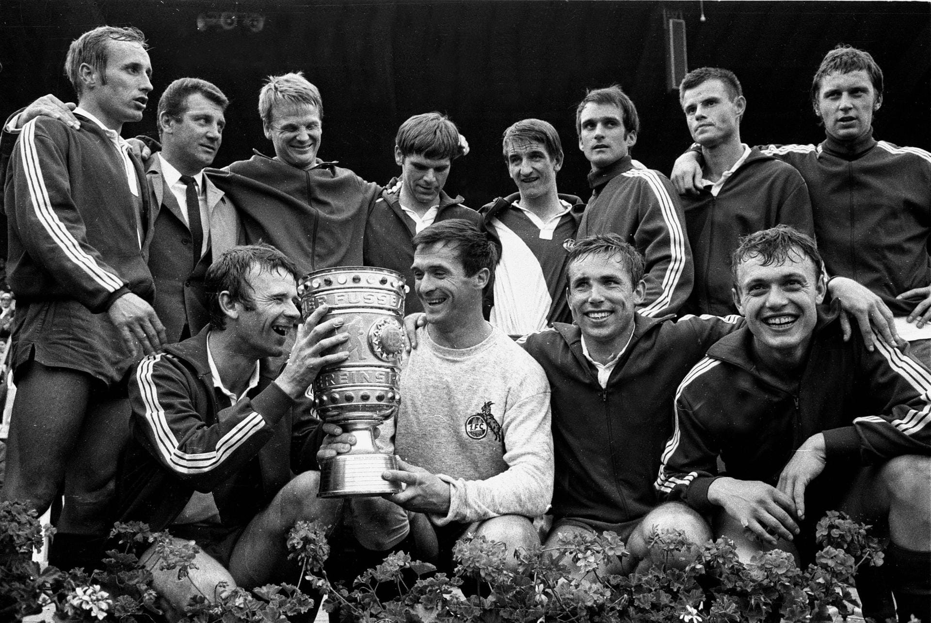 1968 folgte dann der nächste historische Erfolg: der Sieg im DFB-Pokal. Im Finale, das damals noch in Ludwigshafen stattfand, ließ man dem VfL Bochum keine Chance und triumphierte mit 4:1. Die beiden Herren, die völlig glückstrunken den Pokal halten, sind Heinz Simmet (links) und Torwart Milutin Soskic.