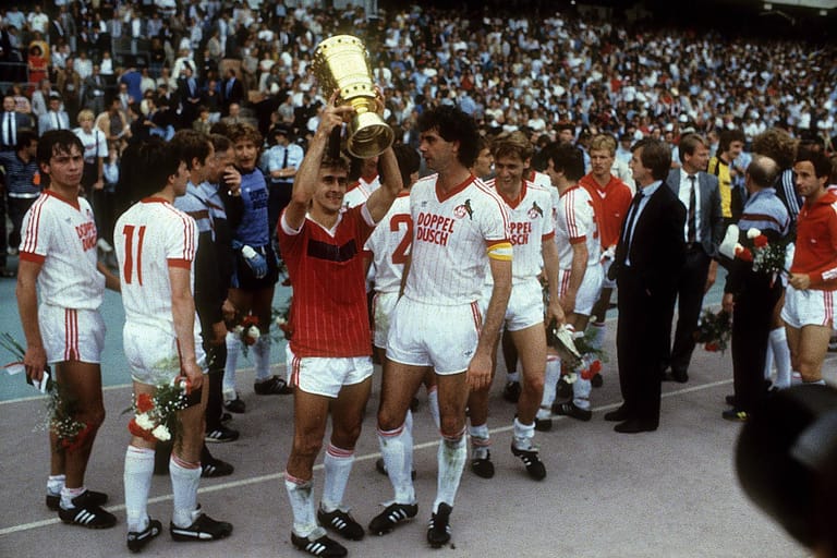 Pierre Littbarski präsentiert die Trophäe, der 1. FC Köln ist DFB Pokalsieger 1982/1983