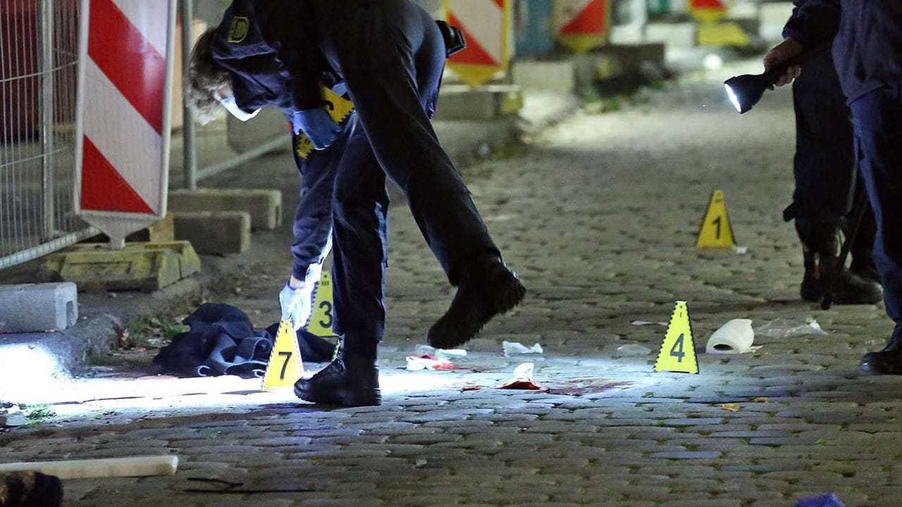 Kriminaltechniker und die Tatortgruppe des LKA Sachsen sichern Spuren am Tatort nach der tödlichen Messerattacke auf die beiden Touristen im Oktober 2020.