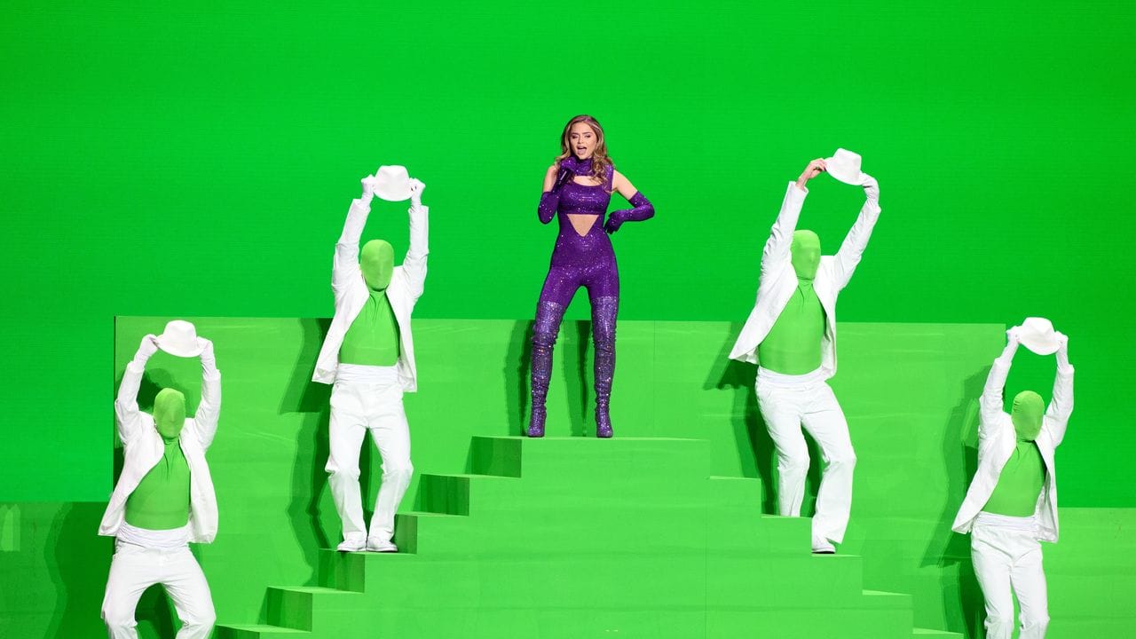 Die Sängerin Stefania aus Griechenland trat mit ihrem Song "Last Dance" an. Die Sängerin Stefania aus Griechenland trat mit ihrem Song "Last Dance" an.