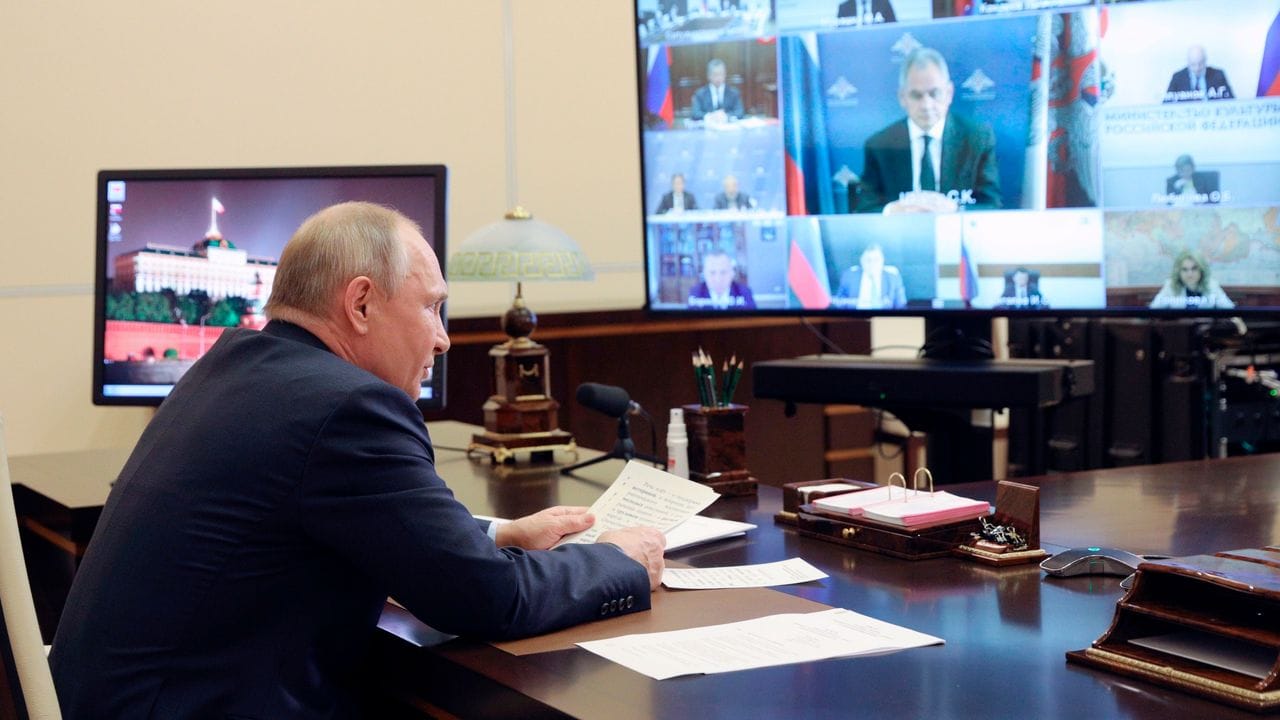 Russlands Präsident Wladimir Putin in seiner Residenz Nowo-Ogarjowo.