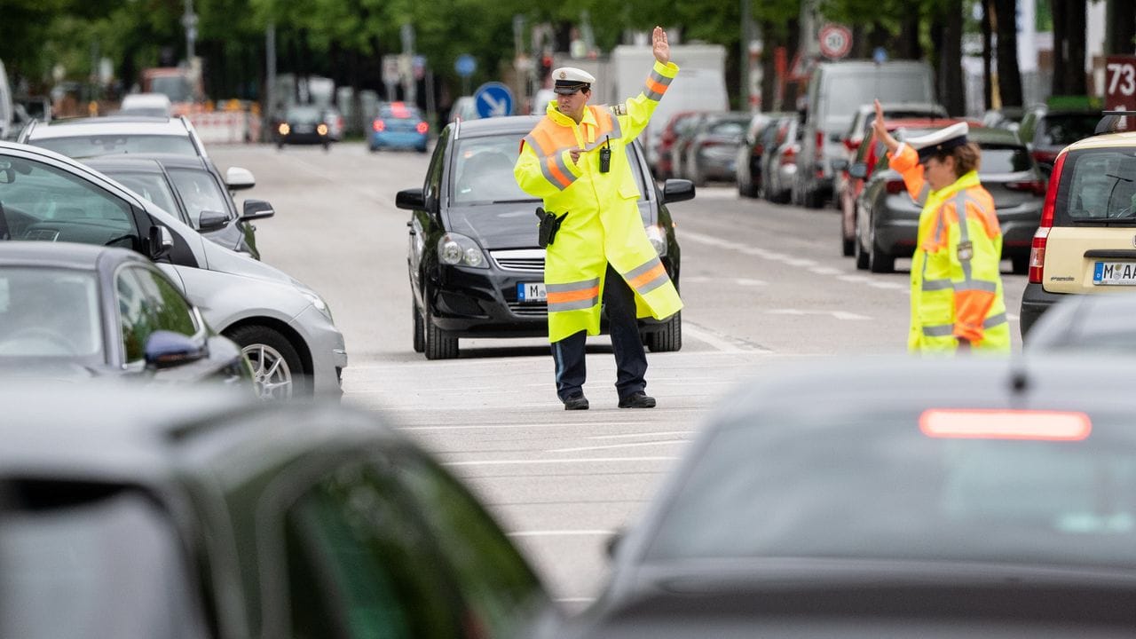 Da auch Ampeln ausgefallen sind, regeln Polizisten den Verkehr auf einer Kreuzung. Da auch Ampeln ausgefallen sind, regeln Polizisten den Verkehr auf einer Kreuzung.