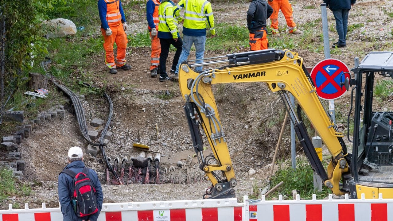 Arbeiter stehen an der Stelle auf einer Baustelle in München-Haidhausen, an der in der Nacht ein Kabel gebrannt hat. Arbeiter stehen an der Stelle auf einer Baustelle in München-Haidhausen, an der in der Nacht ein Kabel gebrannt hat.