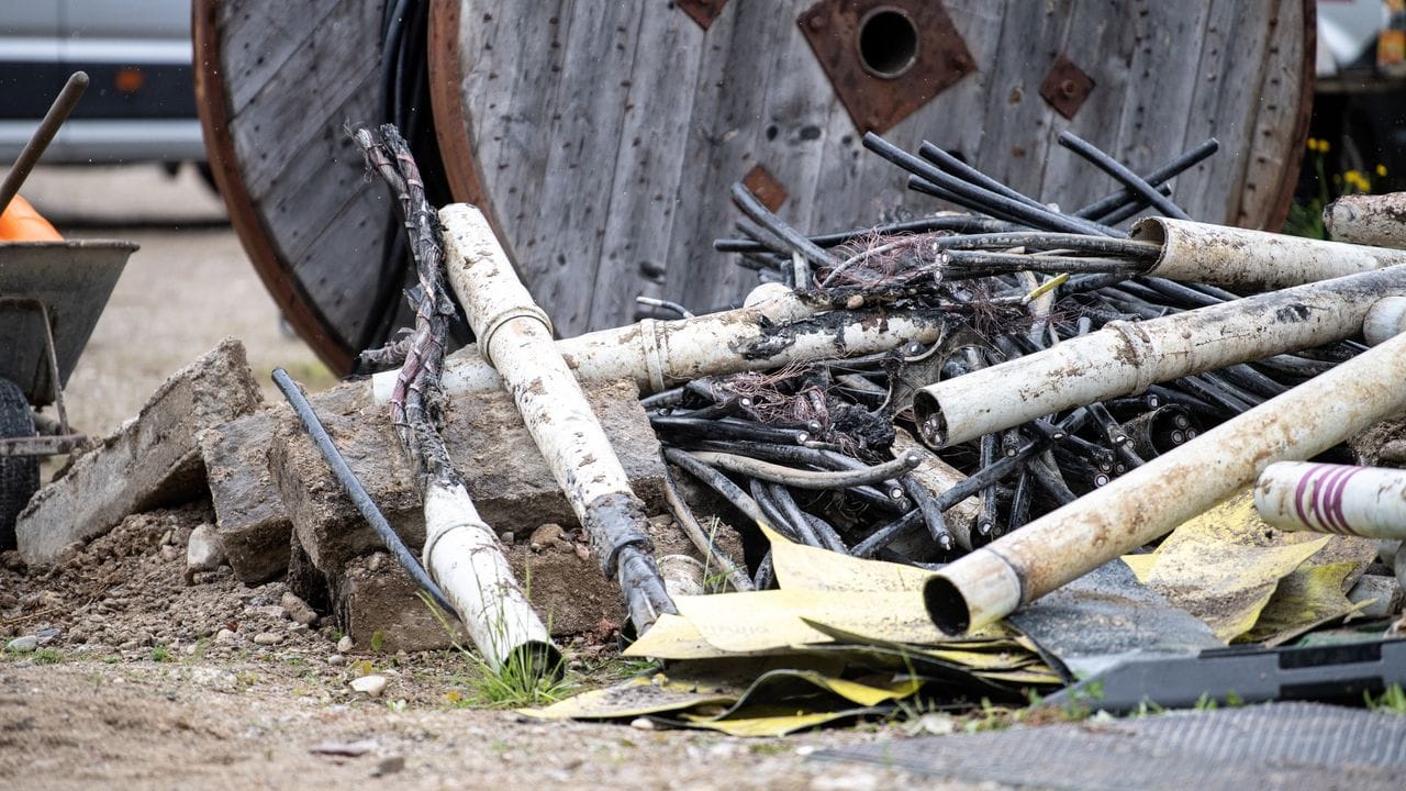 Beschädigte Stromkabel liegen neben der Baustelle. Beschädigte Stromkabel liegen neben der Baustelle.
