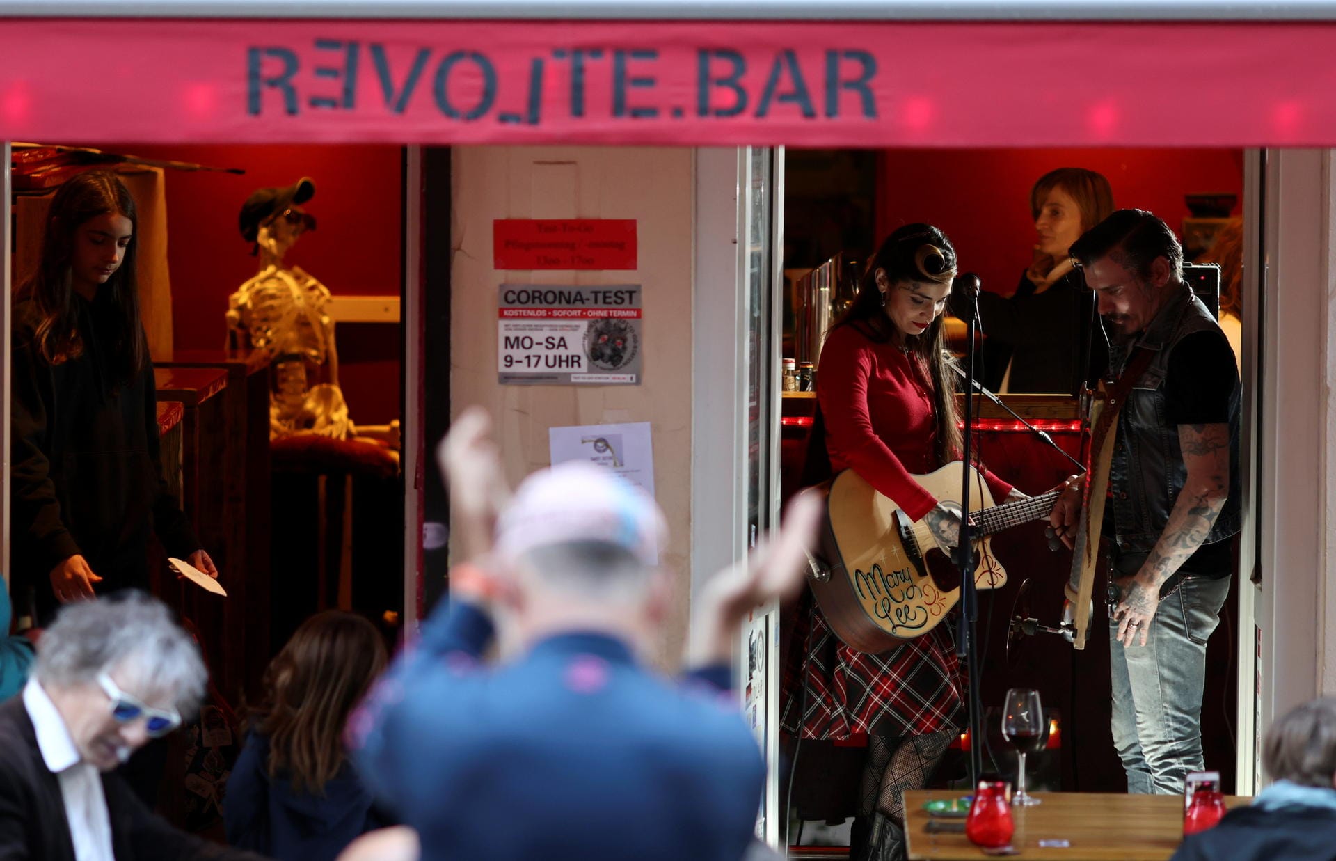 Revolte Bar: Eine Band spielt und Gäste der Bar applaudieren. Es ist das erste Mal, dass solch eine musikalische Einlage mit sitzenden Gästen wieder erlaubt ist.