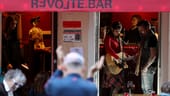 Revolte Bar: Eine Band spielt und Gäste der Bar applaudieren. Es ist das erste Mal, dass solch eine musikalische Einlage mit sitzenden Gästen wieder erlaubt ist.