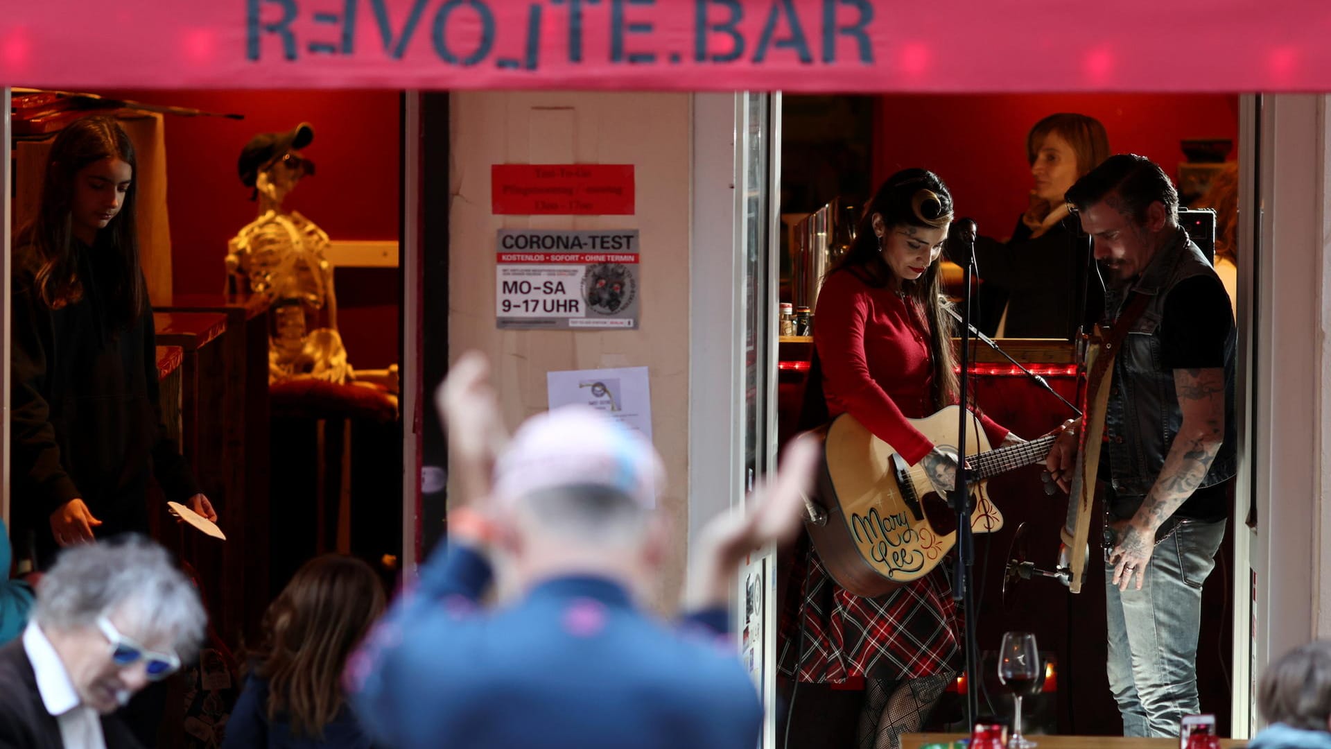 Revolte Bar: Eine Band spielt und Gäste der Bar applaudieren. Es ist das erste Mal, dass solch eine musikalische Einlage mit sitzenden Gästen wieder erlaubt ist.