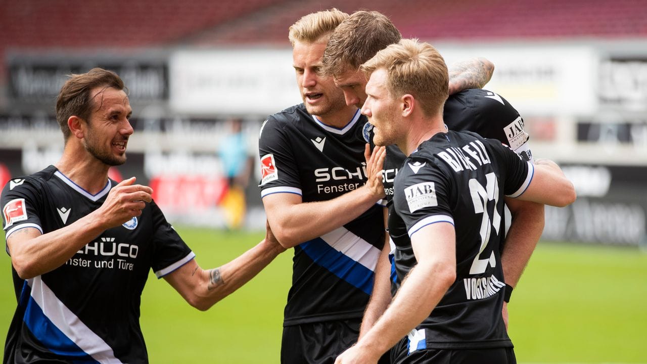 Arminia Bielefeld hat den direkten Klassenerhalt geschafft und darf auch in der kommenden Saison Bundesliga-Fußball spielen.