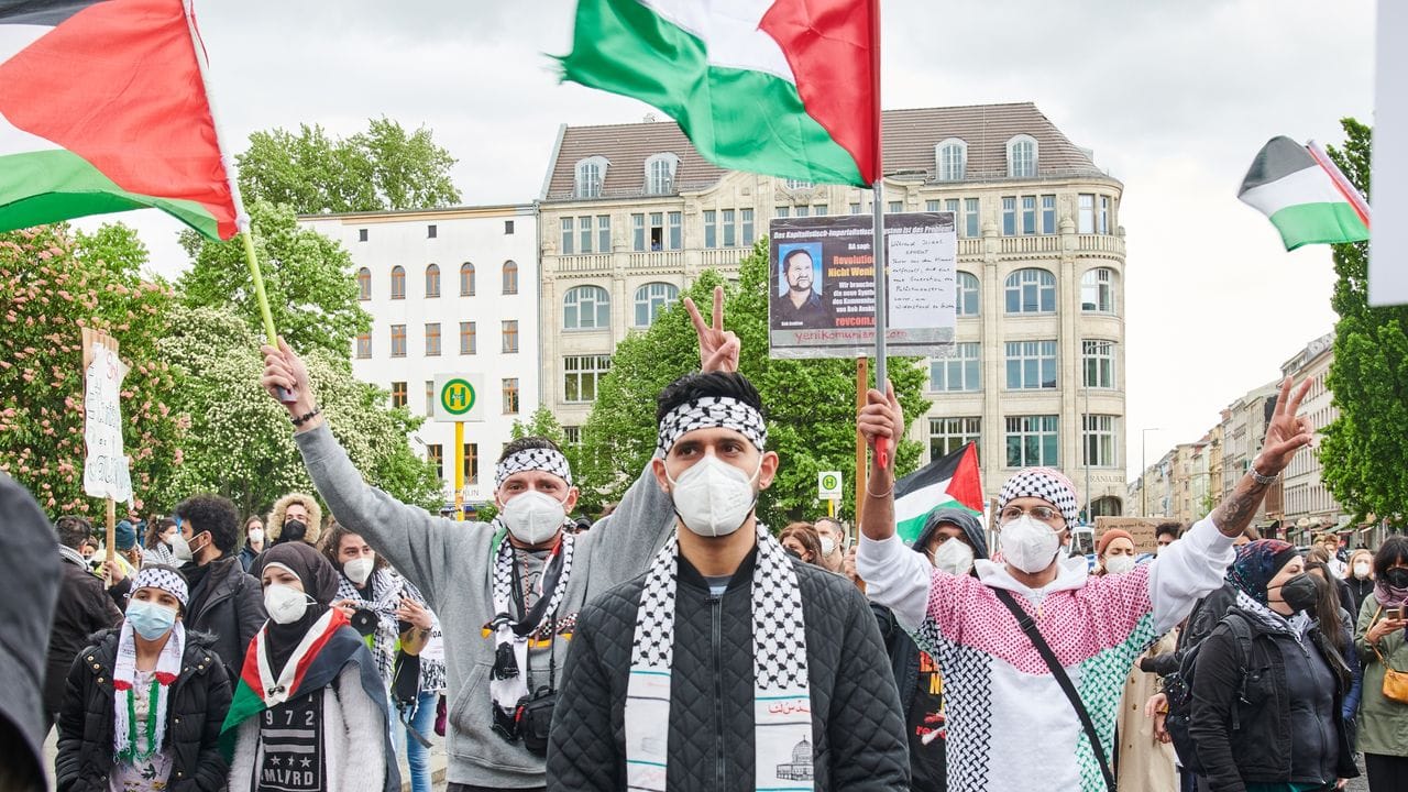 Demonstranten mit palästinensischen Fahnen auf dem Berliner Oranienplatz.