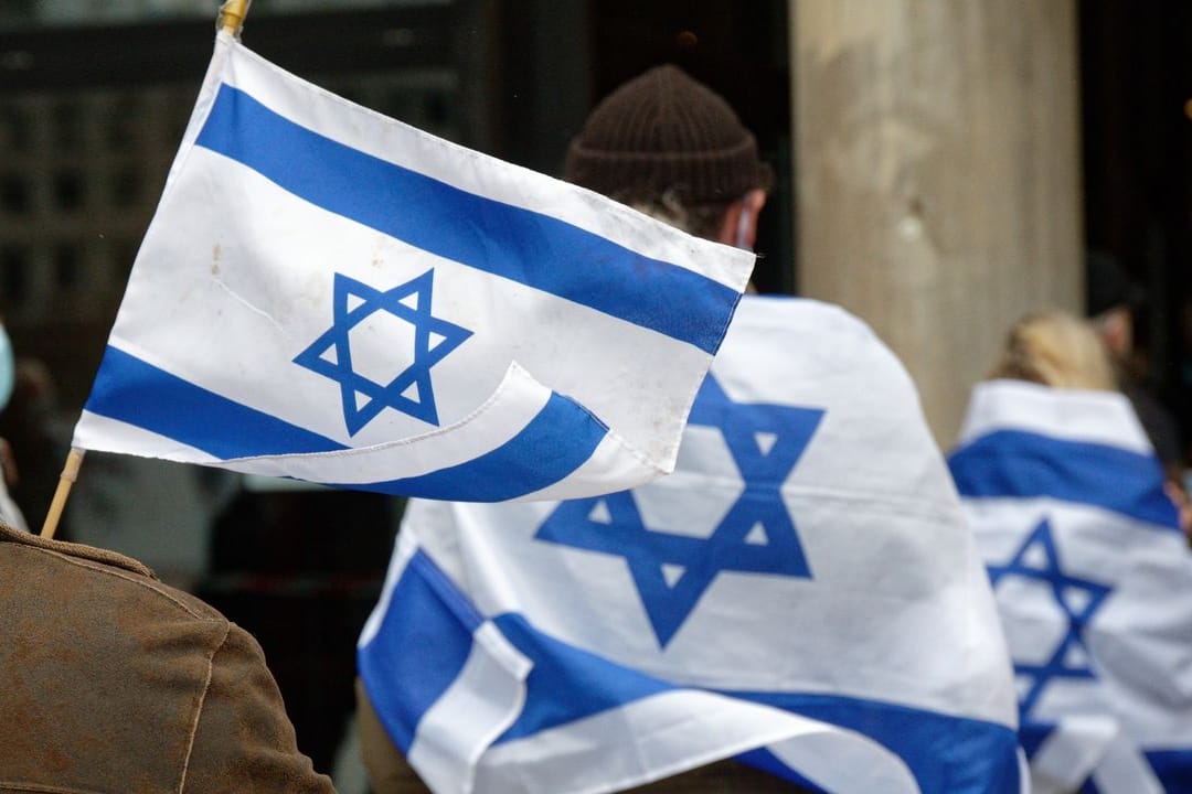 Teilnehmer einer Demonstration für "Solidarität mit Israel, Solidarität mit Juden in Deutschland" in Köln.