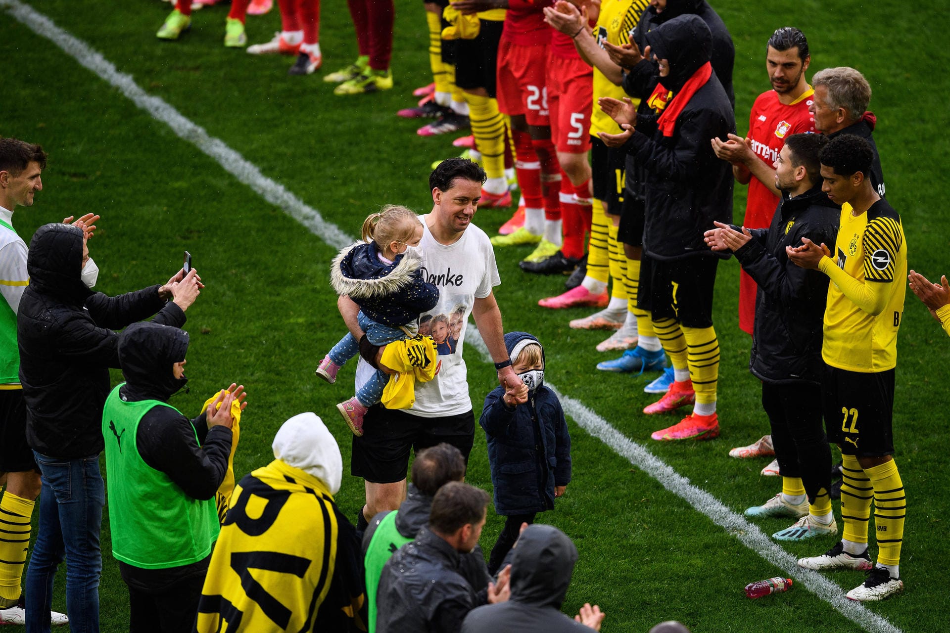 Manuel Gräfe: Der auch bei Spielern und Trainern beliebte Unparteiische hat die Altersgrenze von 47 Jahren erreicht. Die Spieler von Borussia Dortmund und Bayer Leverkusen verabschiedeten ihn emotional.