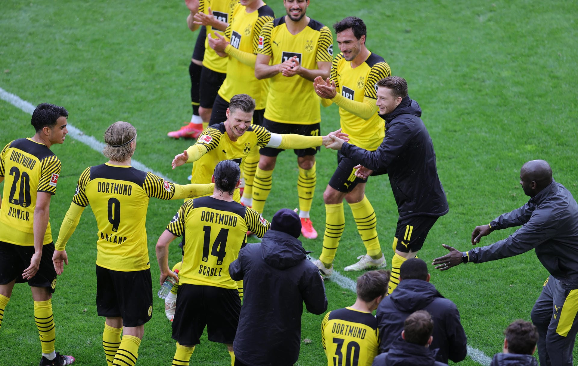 Lukasz Piszczek: Nach elf Jahren und 382 Pflichtspielen verlässt der Verteidiger Borussia Dortmund. Mit dem BVB wurde der 35-Jährige zwei Mal Deutscher Meister und drei Mal DFB-Pokalsieger.