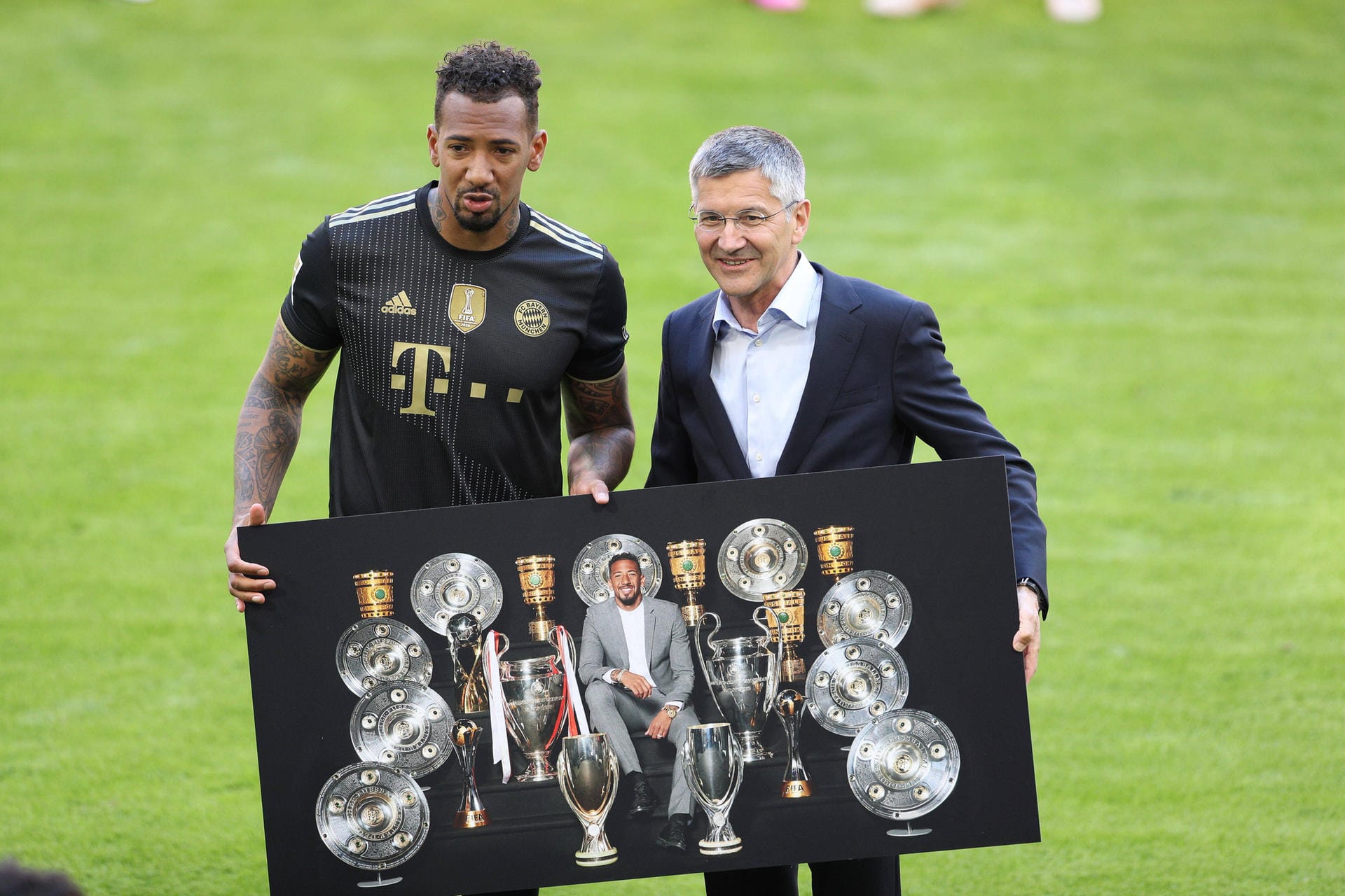 Jérôme Boateng: Der Verteidiger bekam beim FC Bayern nach zehn Jahren keinen neuen Vertrag mehr. Der 32-Jährige verabschiedet sich ebenfalls mit neun Deutschen Meisterschaften, fünf DFB-Pokalsiegen und den beiden Triumphen in der Champions League. Auch Boatengs neuer Klub ist noch nicht bekannt.