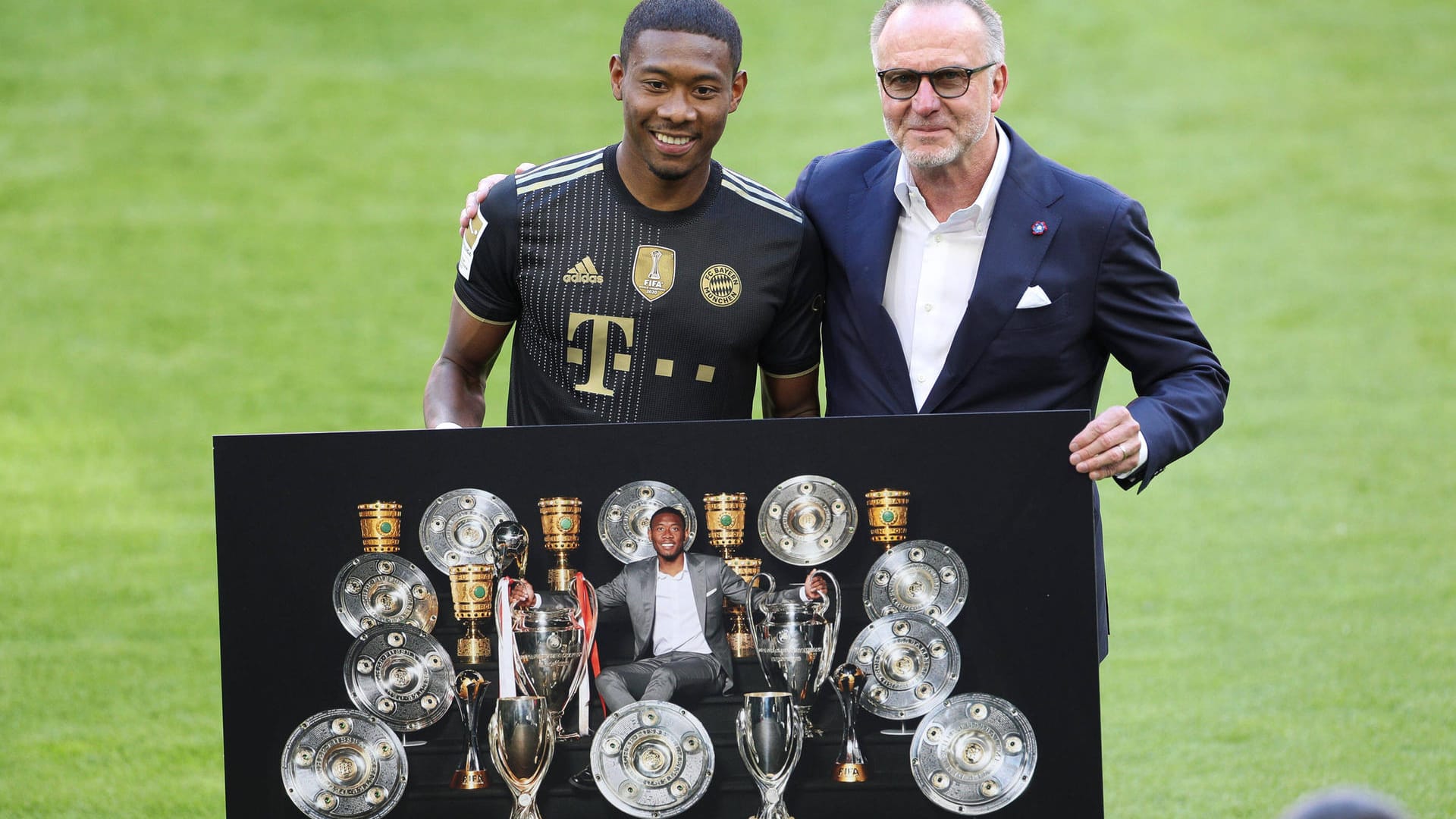 David Alaba: Zwölf Jahre beim FC Bayern – der 28-Jährige stand in seiner Profi-Karriere nur für den deutschen Rekordmeister auf dem Platz. Nun entschied sich der Verteidiger dafür, den Klub zu verlassen – mit einem vollen Trophäenschrank: Zehn Mal Deutscher Meister (kein Bundesligaspieler holte mehr Titel), sechs Mal DFB-Pokalsieger, zwei Mal Champions-League-Sieger. Alaba wird dem Vernehmen nach zu Real Madrid wechseln.