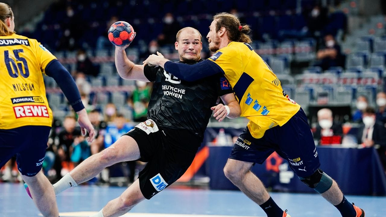 Berlins Paul Drux (l) und Kim Ekdahl du Rietz von den Rhein-Neckar Löwen kämpfen um den Ball. Berlins Paul Drux (l) und Kim Ekdahl du Rietz von den Rhein-Neckar Löwen kämpfen um den Ball.