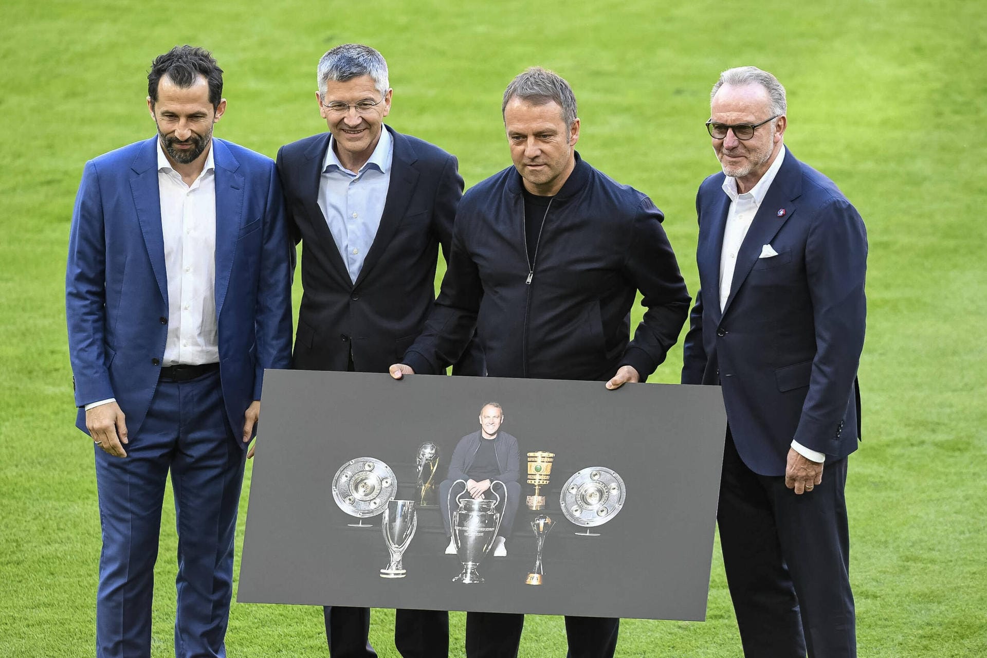 Hansi Flick: Der Trainer verlässt den FC Bayern aus eigenen Wunsch – mit der unglaublichen Bilanz von sieben Titel in nur anderthalb Jahren. Berichten zufolge sollen auch die anhaltenden Auseinandersetzungen mit Manager Hasan Salihamidzic eine Rolle bei Flicks Entscheidung gespielt haben. Der 56-Jährige verhandelt bereits mit dem DFB über die Nachfolge von Bundestrainer Joachim Löw.