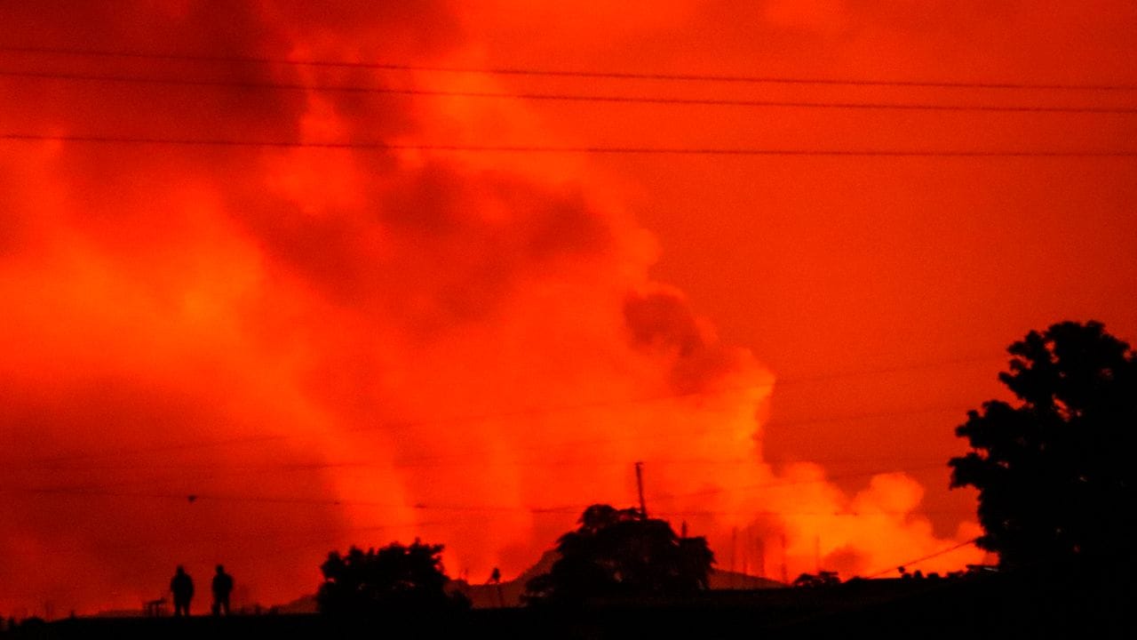 Der vom Vulkanausbruch rot gefärbte Nachthimmel über Goma.