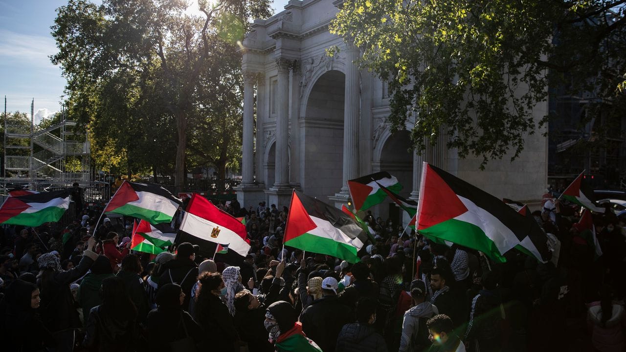 Demonstranten am Marble Arch in London mit der Fahne der Palästinenser.