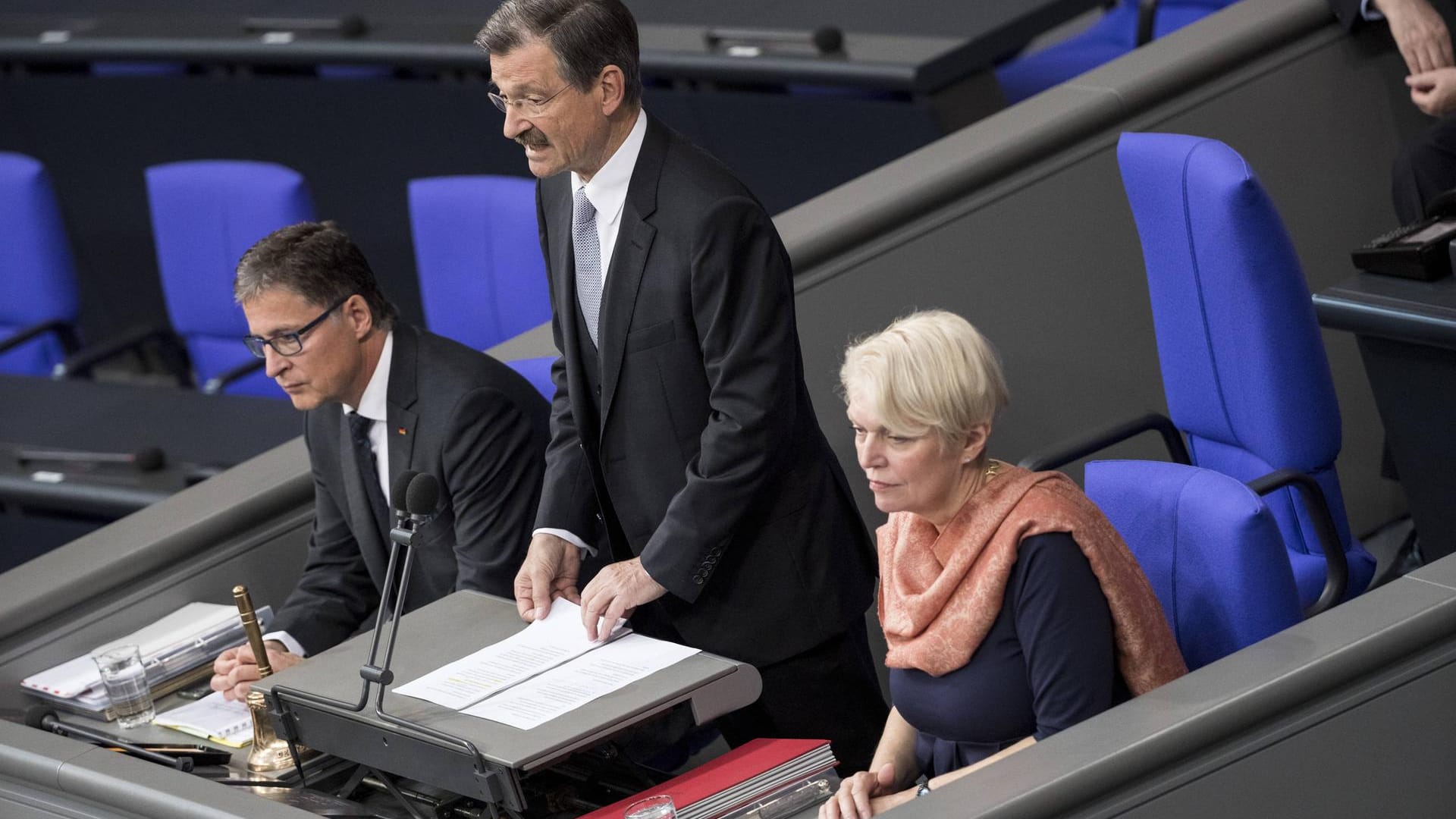 Hermann Otto Solms: Bei der konstituierenden Sitzung des Bundestag in Berlin am 24. Oktober 2017 war er der Alterspräsident.