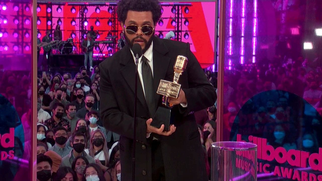 The Weeknd zeigt seinen Top Artist Award.