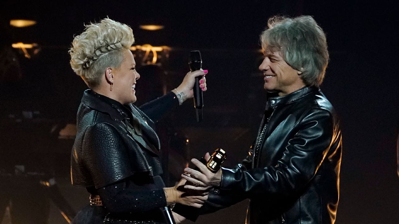Jon Bon Jovi (r) überreicht Pink den Icon-Award.