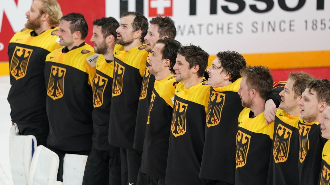 Die Deutsche Mannschaft wartet nach dem 3:1 auf die Siegerehrung.