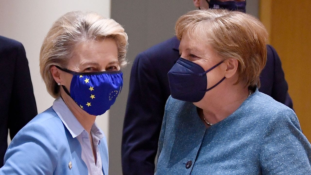 Bundeskanzlerin Angela Merkel (CDU, r) spricht mit Ursula von der Leyen, Präsidentin der Europäischen Kommission, während des EU-Gipfels.