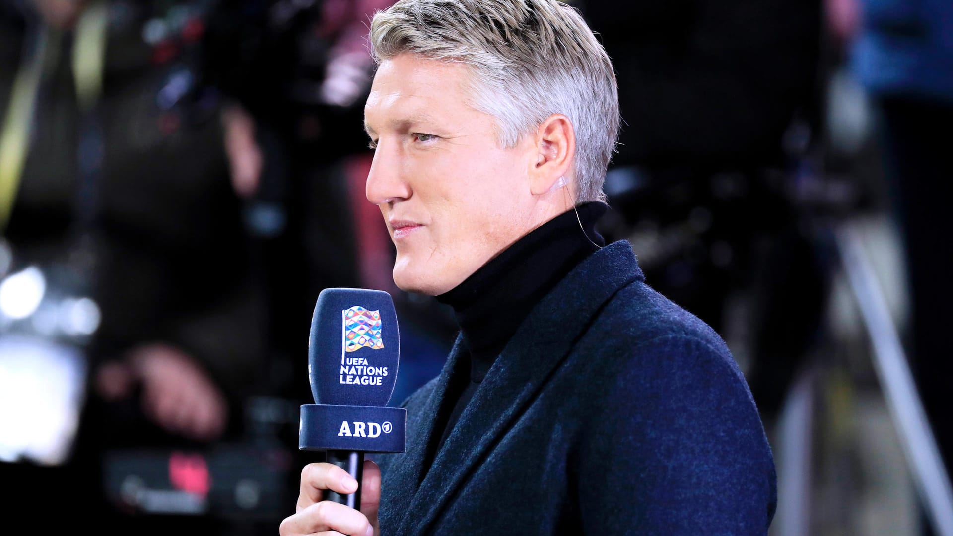 Bastian Schweinsteiger (ARD): Der Weltmeister wird die Spiele zusammen mit Moderatorin Jessy Welmer oder Moderator Alexander Bommes, wenn möglich, live aus dem Stadion analysieren.