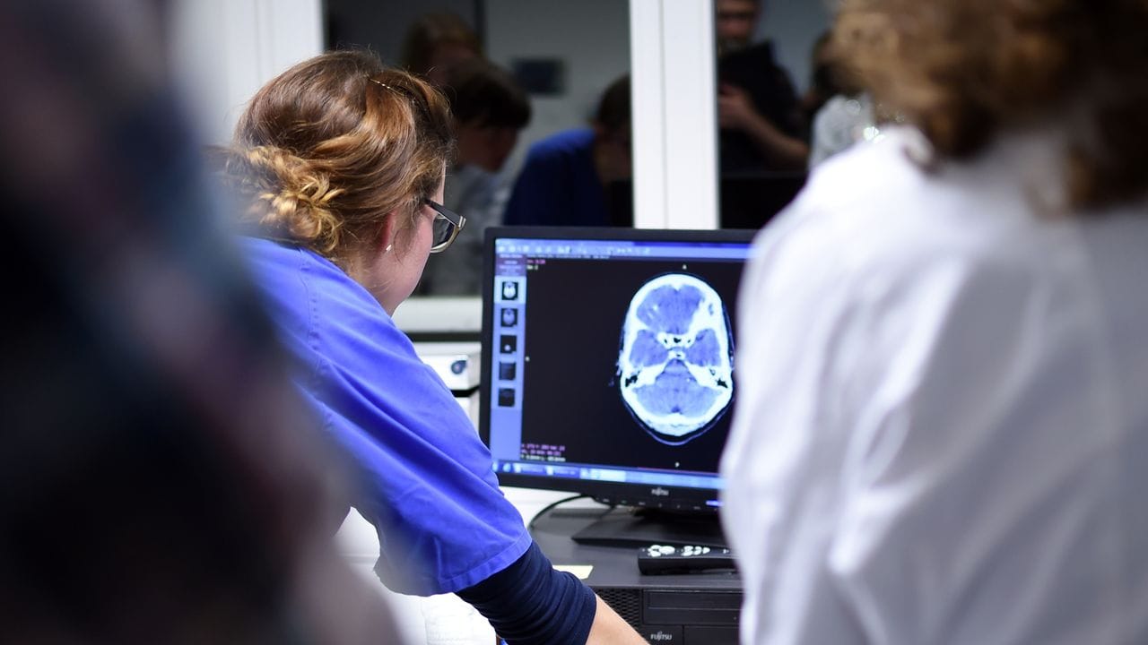 Bildgebende Verfahren sind Teil der Diagnostik bei Hirnentzündungen. Bildgebende Verfahren sind Teil der Diagnostik bei Hirnentzündungen.