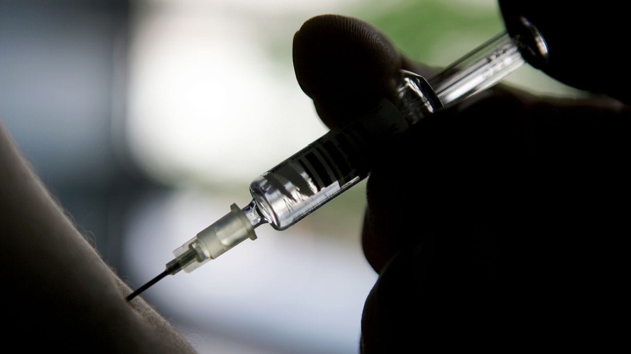 Gehirnentzündungen können auch durch das von Zecken übertragene FSME-Virus ausgelöst werden. Gehirnentzündungen können auch durch das von Zecken übertragene FSME-Virus ausgelöst werden.