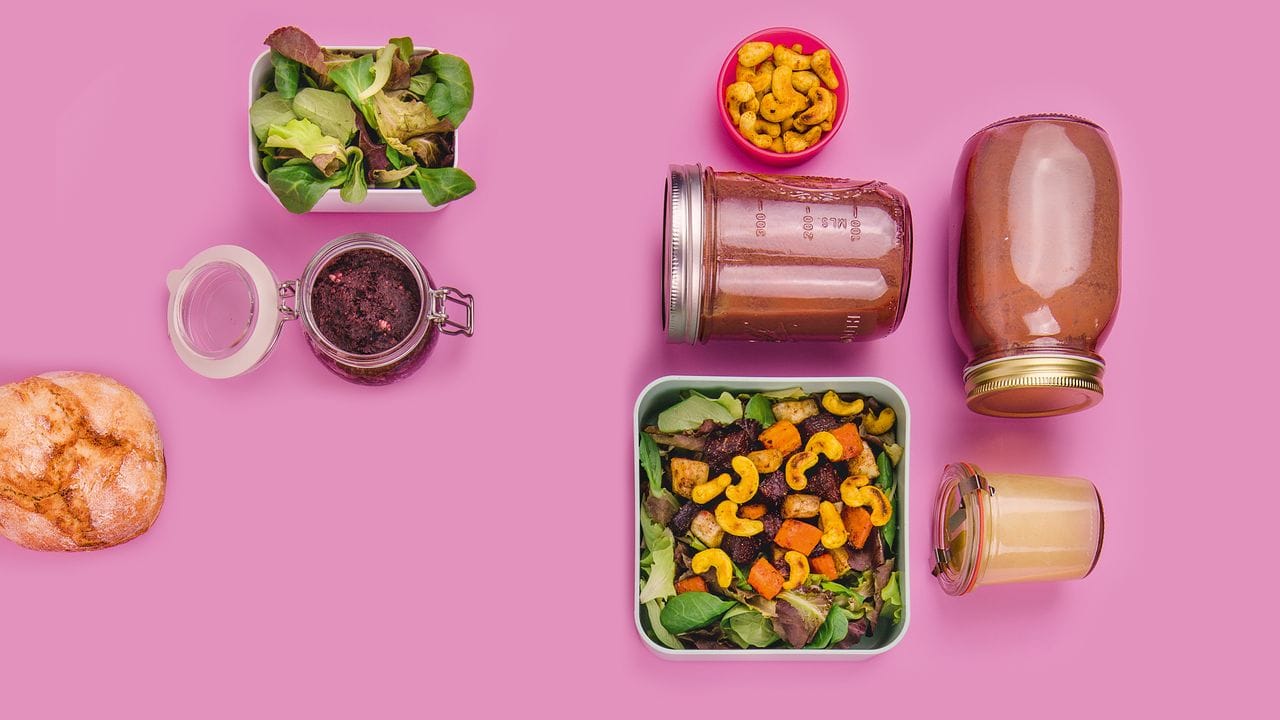 Suppen, Salate und Dressings lassen sich gut vorbereiten - und im Schraubglas unkompliziert lagern und transportieren. Suppen, Salate und Dressings lassen sich gut vorbereiten - und im Schraubglas unkompliziert lagern und transportieren.