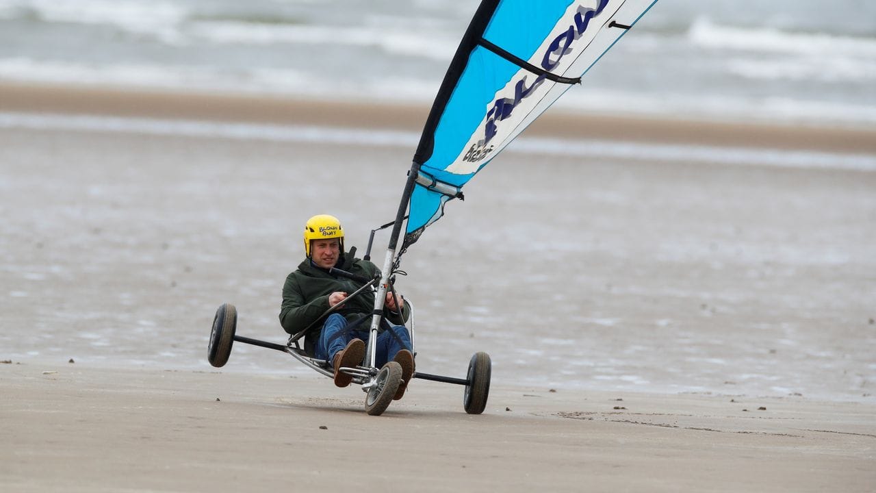 Prinz William beim Strandsegeln in Schottland. Prinz William beim Strandsegeln in Schottland.