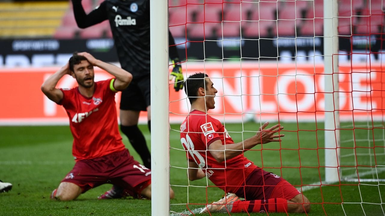 Ellyes Skhiri (r) und FC-Kapitän Jonas Hector trauern einer vergebenen Kölner Chance nach.