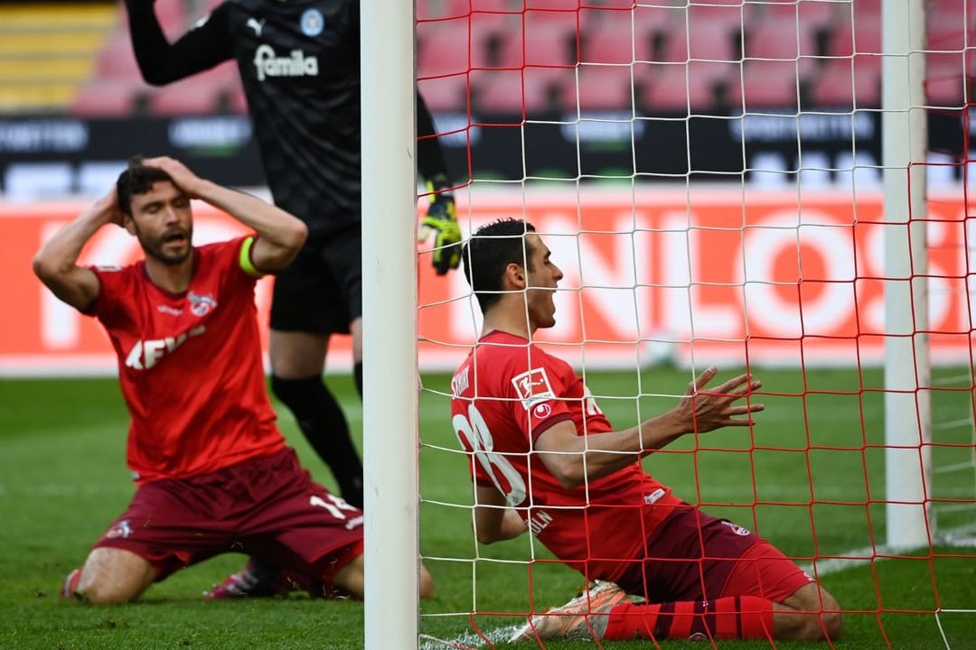 Ellyes Skhiri (r) und FC-Kapitän Jonas Hector trauern einer vergebenen Kölner Chance nach.