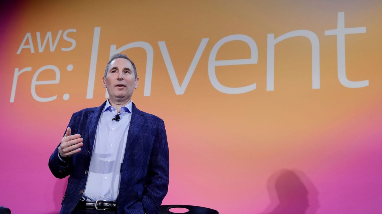 Andy Jassy spricht über eine neue Initiative mit der NFL während der AWS re:Invent 2019. Andy Jassy spricht über eine neue Initiative mit der NFL während der AWS re:Invent 2019.