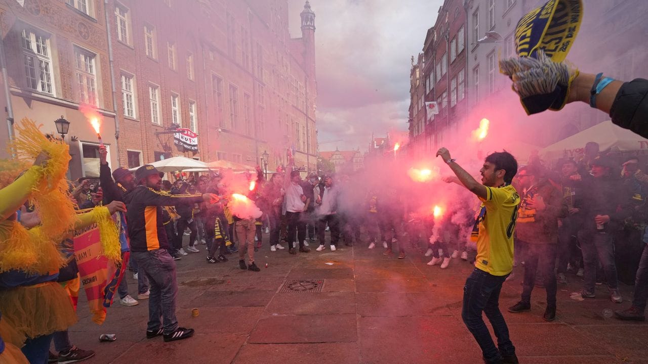 Fans von Villarreal feiern vor dem Spiel in der Danziger Innenstadt.