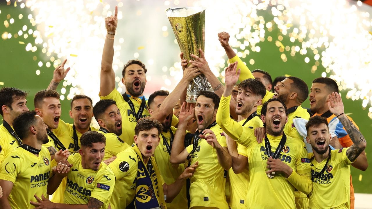 Hoch den Pott: Villarreals Spieler feiern ihren Sieg im Europa-League-Finale gegen Manchester United.