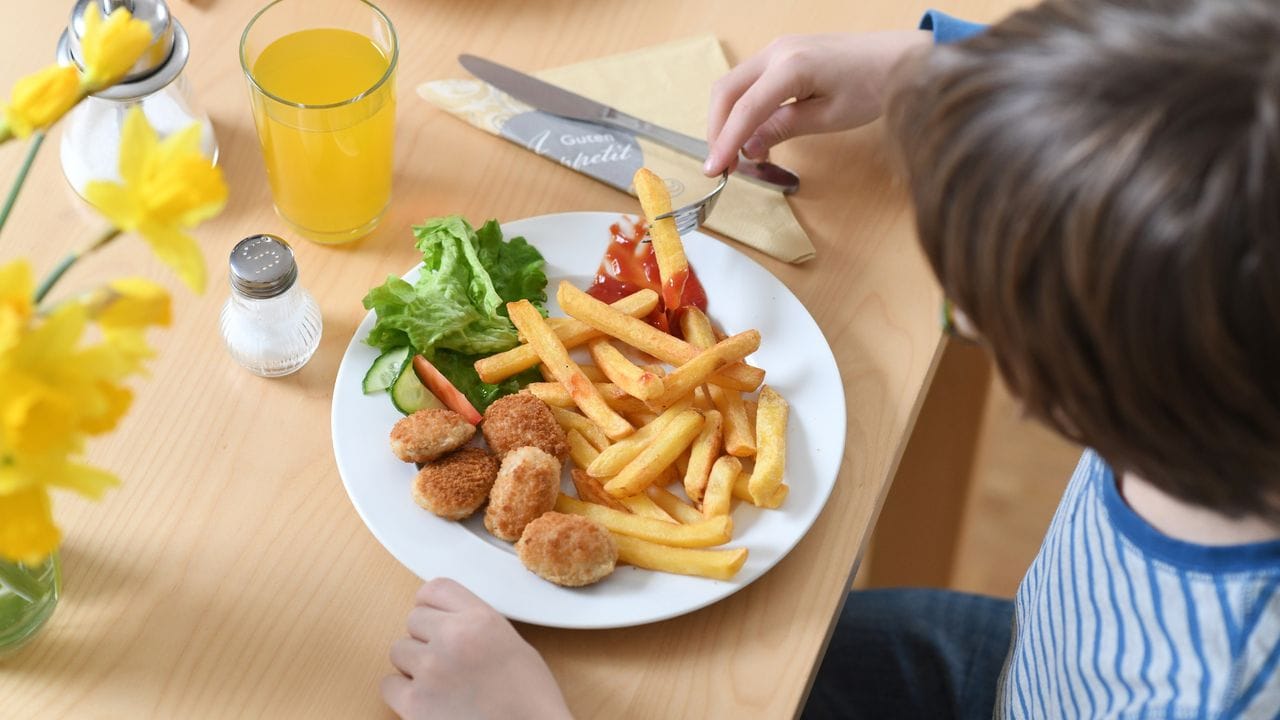 Junkfood wie Chicken Nuggets mit Pommes und Ketchup sollten Kinder nur gelegentlich essen.