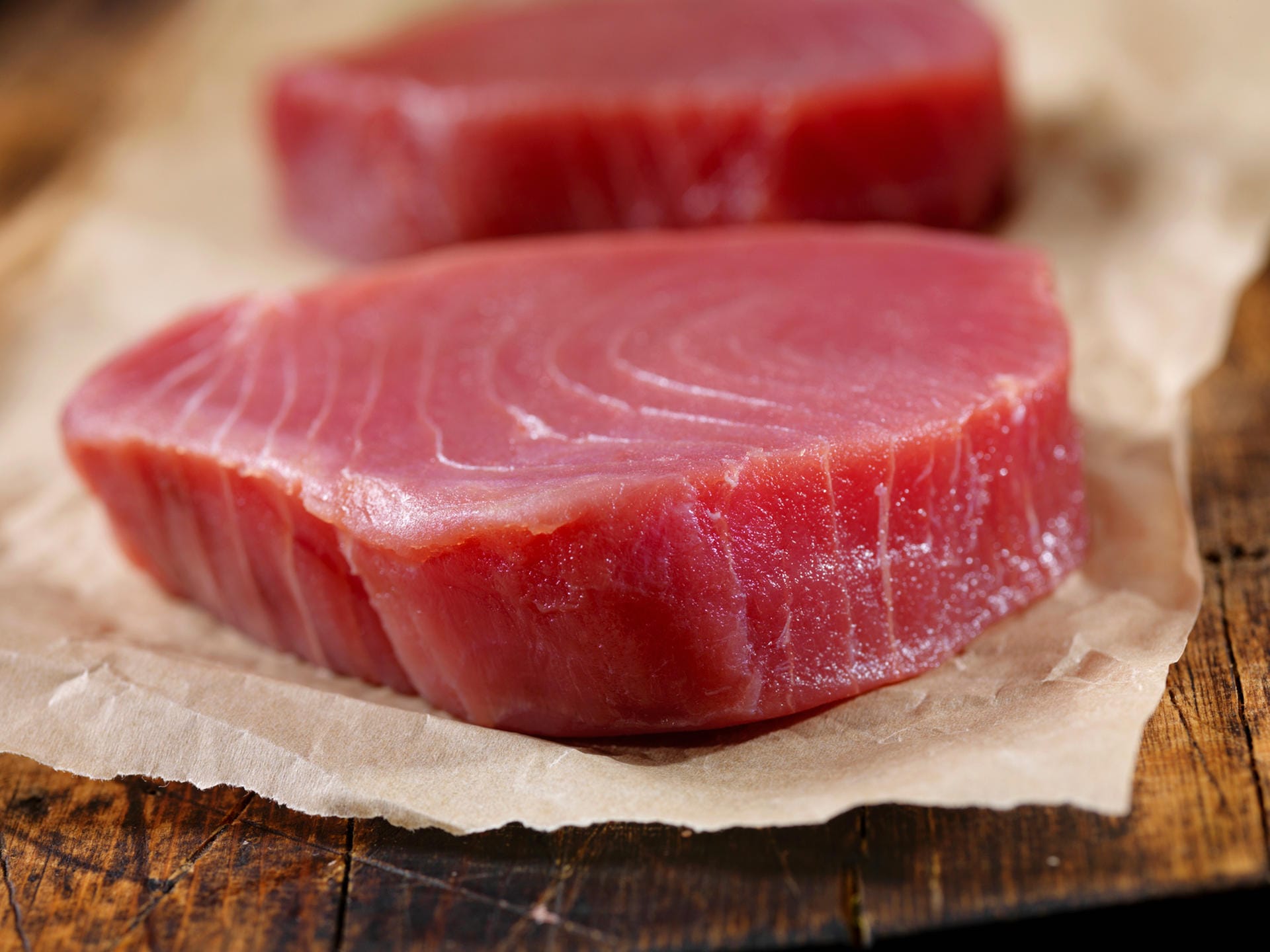 Thunfischfilet enthält nicht nur essentielle Fettsäuren, sondern auch viel Protein (circa 23 Gramm pro 100 Gramm).