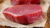 Thunfischfilet enthält nicht nur essentielle Fettsäuren, sondern auch viel Protein (circa 23 Gramm pro 100 Gramm).