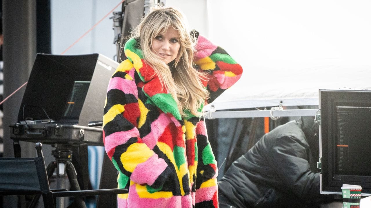 Heidi Klum 2020 steht bei Dreharbeiten für eine neue Staffel "Germany's Next Topmodel" in Berlin. Heidi Klum 2020 steht bei Dreharbeiten für eine neue Staffel "Germany's Next Topmodel" in Berlin.