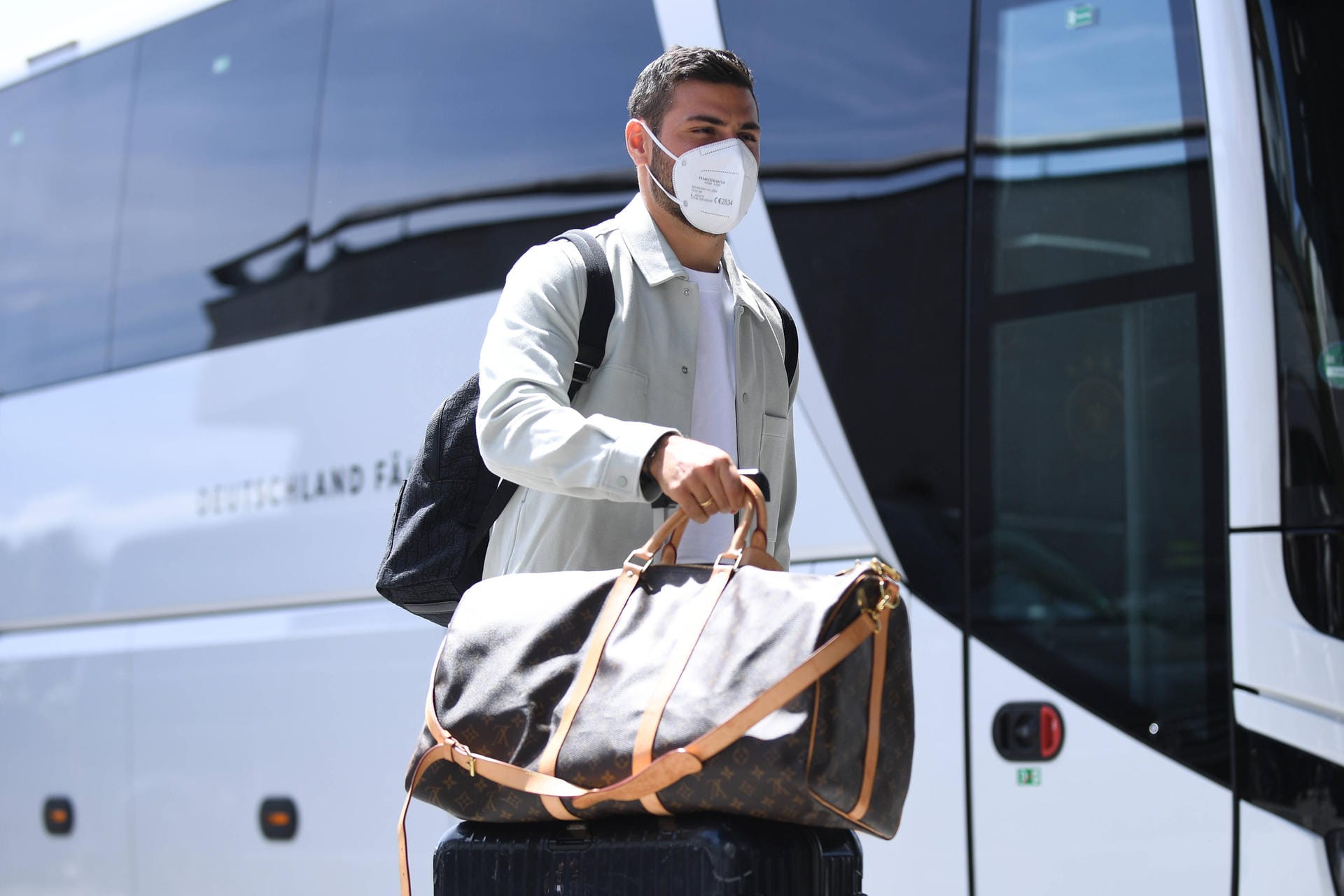 Kevin Volland: Der DFB-Rückkehrer zeigte bei seiner Ankunft in Österreich einen lässigen Look und seine Louis-Vuitton-Tasche.