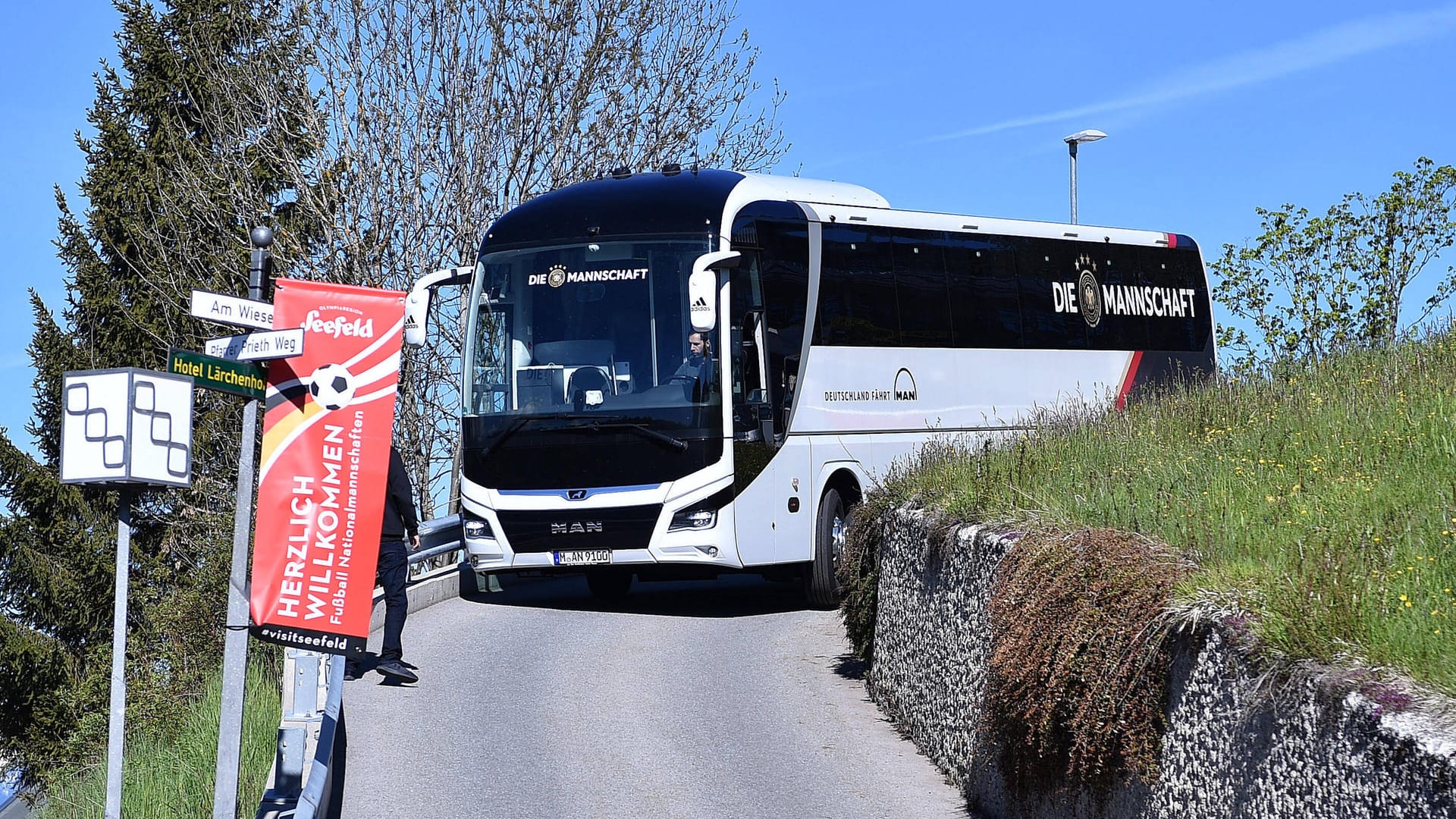 Der Mannschaftsbus des DFB-Teams: Die deutsche Nationalmannschaft startet am 11. Juni in die EM. Bereits heute kamen einige Stars im Teamhotel des Trainingslagers in Österreich an. Hier geht es zu den Bildern.