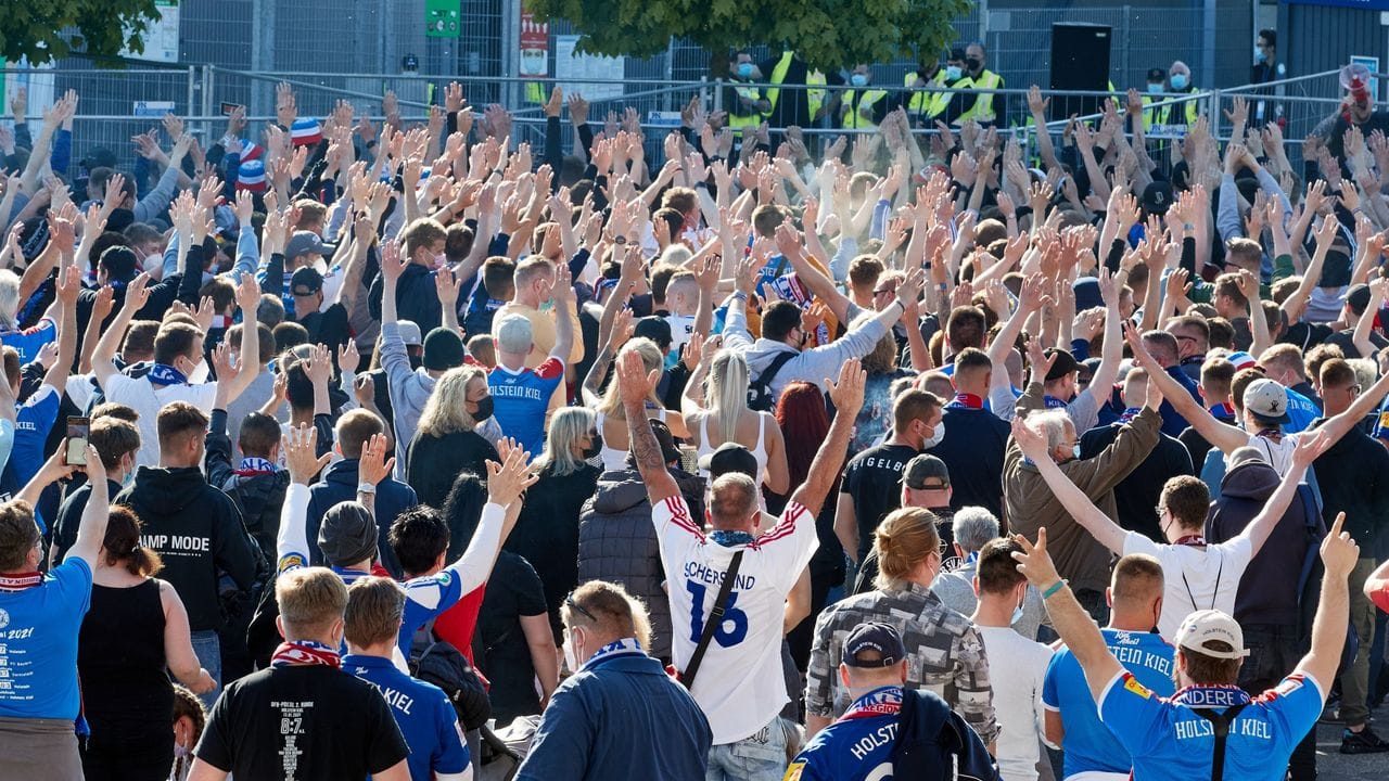 Auch vor dem Stadion haben sich zahlreiche Kieler Fans versammelt.