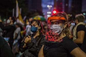 Demonstranten ziehen in São Paulo gegen die Regierung Bolsonaro auf die Straßen.